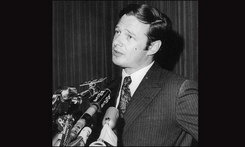 Brian Epstein fue obligado a salir de su clinica de recuperación