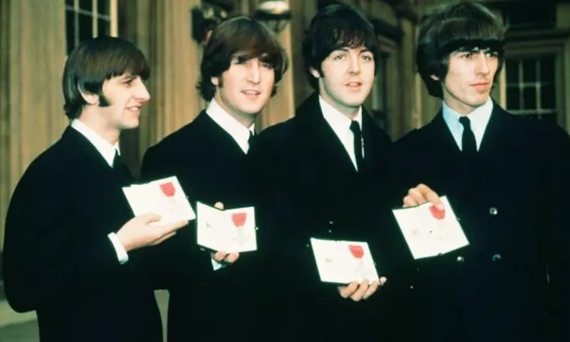 Los Beatles fueron investidos con la Orden del Imperio Británico