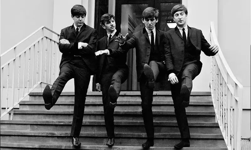 The Beatles condujo de regreso a Londres para tocar en Gaumont State Cinema en Kilburn.