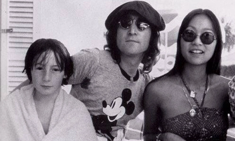 En el hotel Hawaiian Village que queda cerca de Disneyworld John finalmente firma los papeles que disuelven la sociedad de los Beatles